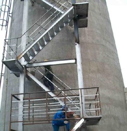 煙囪安裝折梯技術工藝與安全保證措施